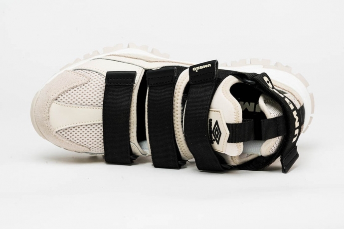 Chinelo Umbro Bege feroz / preto