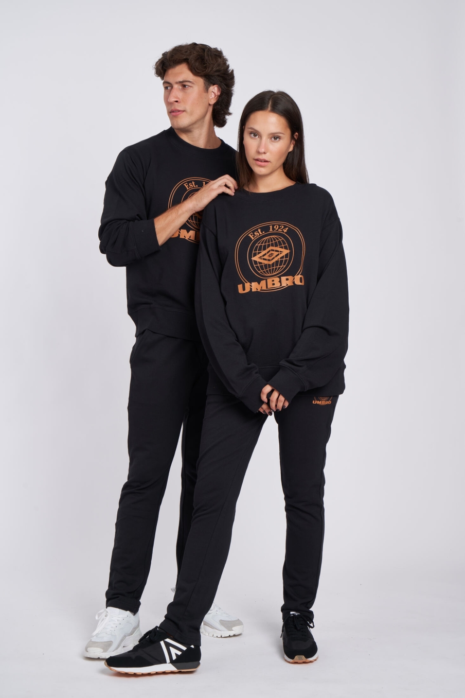 MOLETOM UMBRO COLLEGIATE GRAPHIC SWEAT PRETO