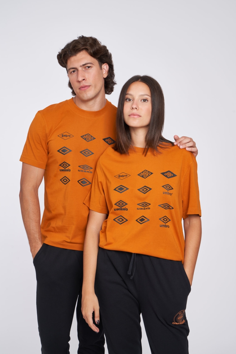 Camiseta Umbro Historic Logos Graphic Tee Pumpkin Spice