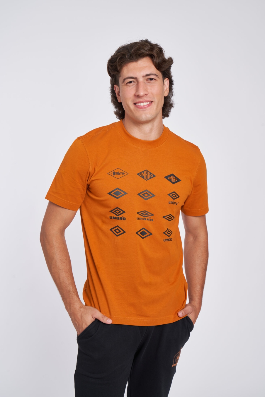 Camiseta Umbro Historic Logos Graphic Tee Pumpkin Spice