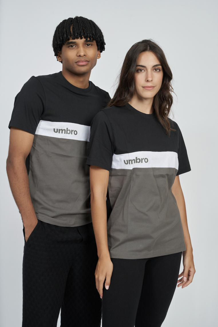 Camiseta Umbro FW Sportswear Preta / Gunmetal / Branco Brilhante
