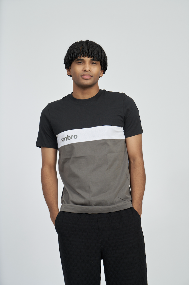 Camiseta Umbro FW Sportswear Preta / Gunmetal / Branco Brilhante