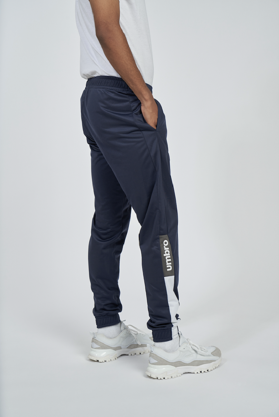 Pantalón Umbro Fw Sportswear Track Pant Black / Gunmetal / Brilliant White