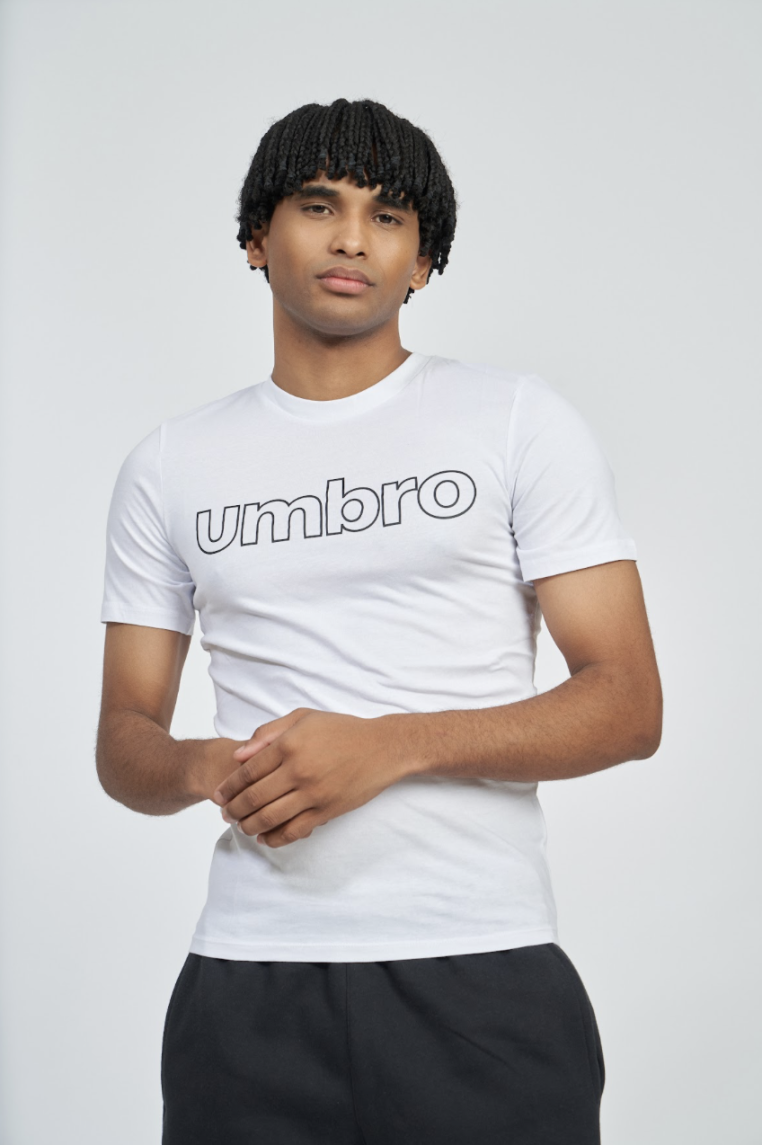 CAMISETA BRANCA UMBRO FW LINEAR LOGOTIPO GRÁFICO TEEBRILHANTE