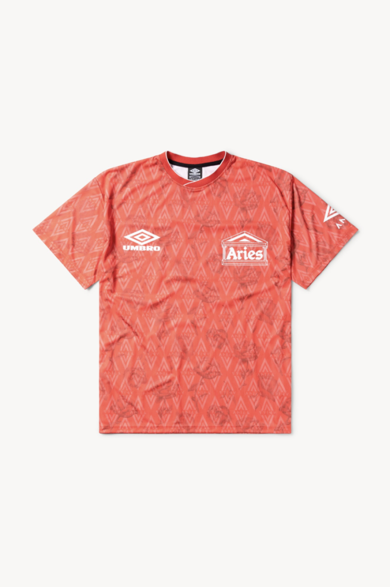 Aries x Umbro Red Roses SS Fußballtrikot. Aries x Umbro T-Shirt