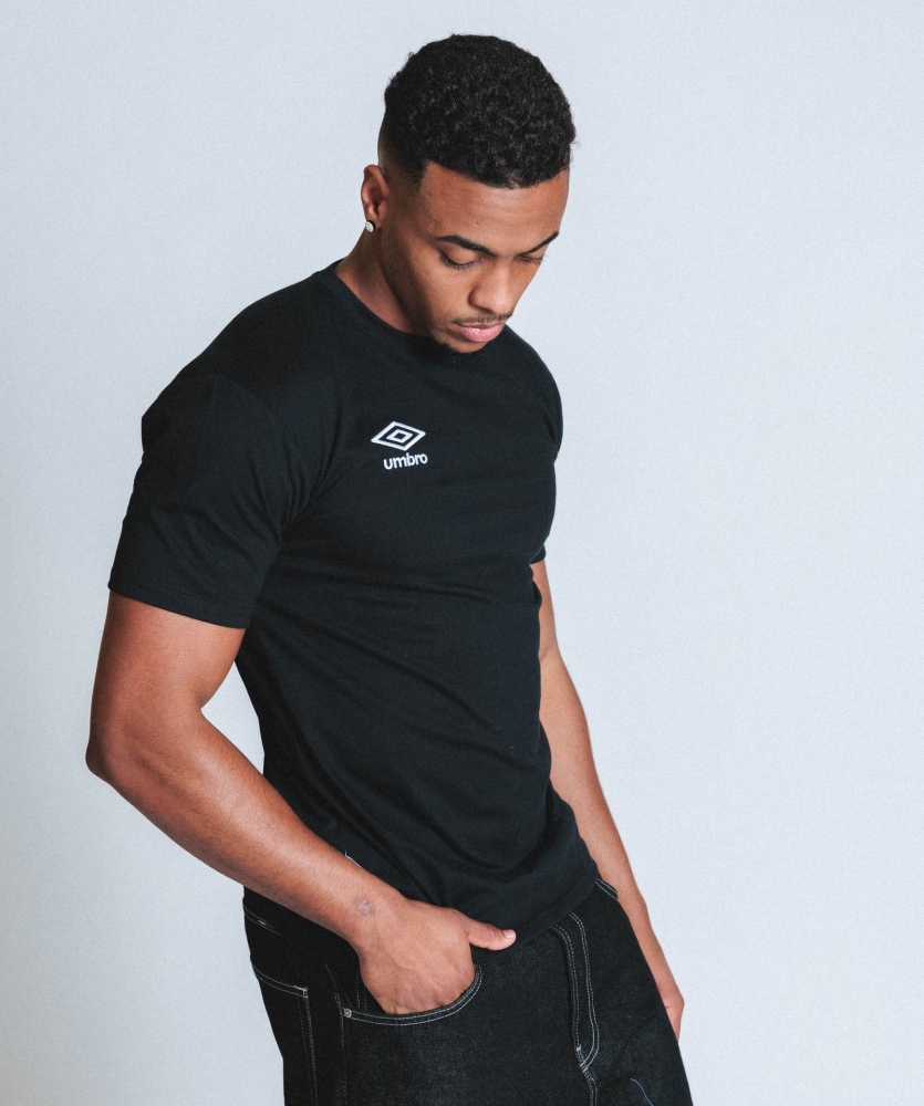 Camiseta Umbro Essential Wardrobe Small Logo Black / Brilliant White