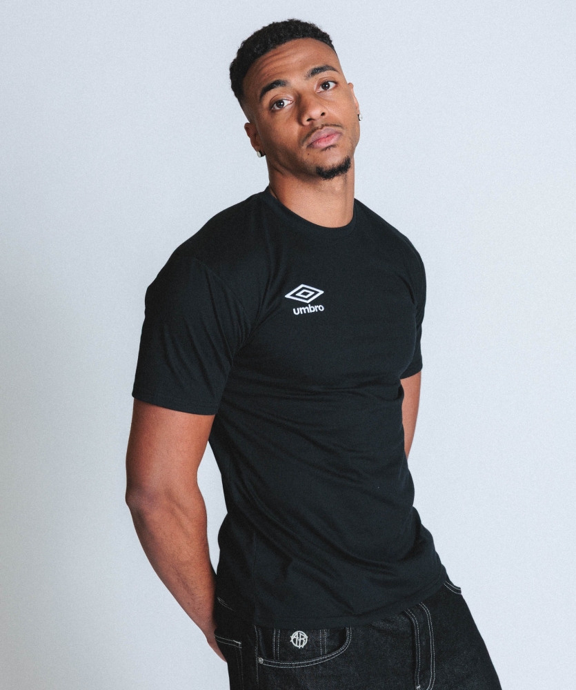 Camiseta Umbro Essential Wardrobe Small Logo Black / Brilliant White