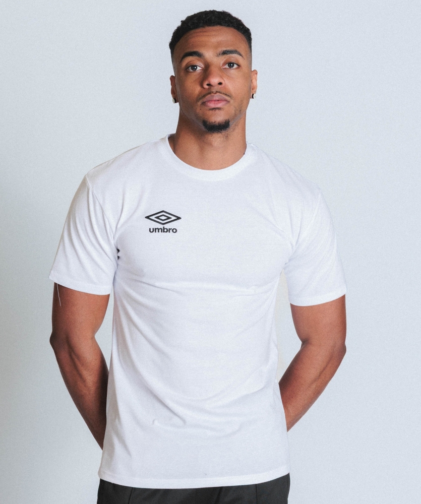 Camiseta Umbro Essential Wardrobe Small Logo Black / Brilliant White