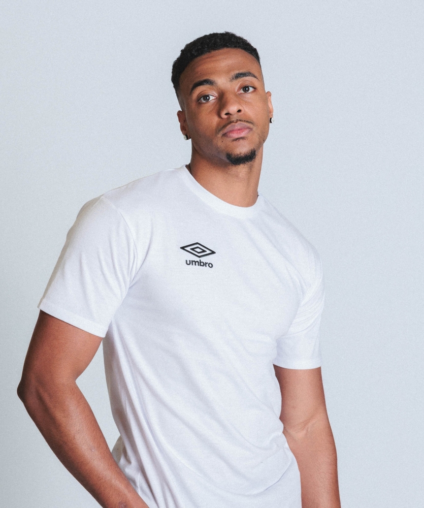 Camiseta Umbro Essential Wardrobe Small Logo Black / Brilliant White