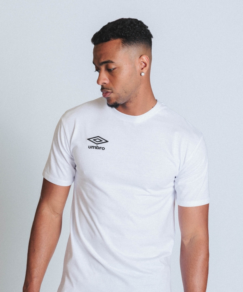 Camiseta Umbro Essential Wardrobe Small Logo Black / Brilliant White