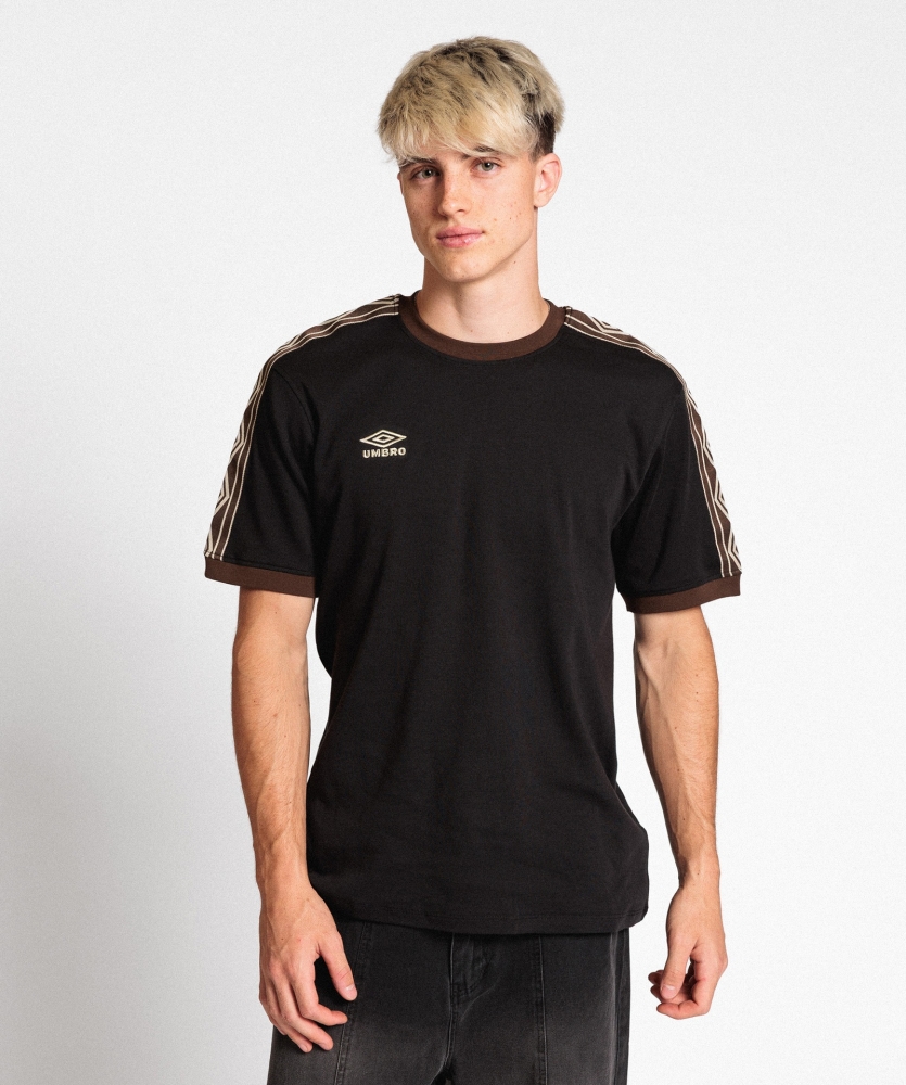 Camiseta Umbro Taped Tee Black / Demitasse / Pelican