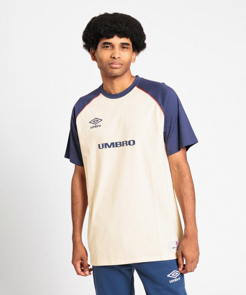 Camiseta Umbro Club de Barrio Tee Canoli Cream / Skipper...