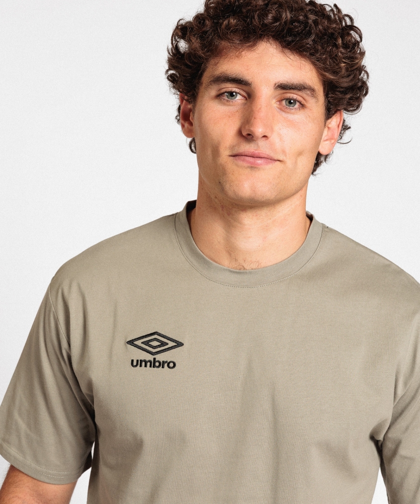 Camiseta Umbro Essentials Tee Dusty...