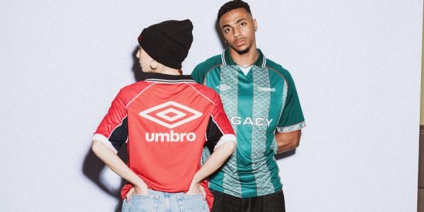 Estilo Blokecore: qué es y cómo llevar camisetas de fútbol en tu día a día