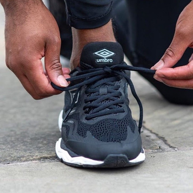 ¿Es mejor usar zapatillas ajustadas o sueltas? Guía completa para cuidar tus pies